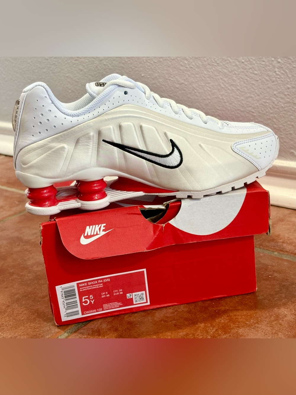 Nike Shox R4 GS CW2626-102 White Phantom Red Shoes New Size 5.5Y / 7 Women